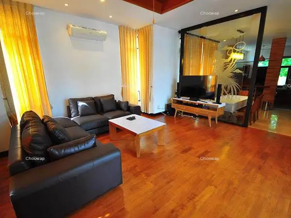 บรรยากาศห้องนั่งเล่น รมิดา พูล วิลล่า