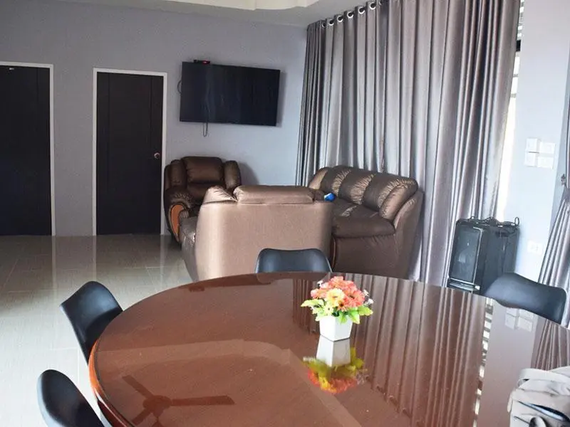 บรรยากาศห้องนั่งเล่น สโนว์ ไวท์ พลู วิลล่า