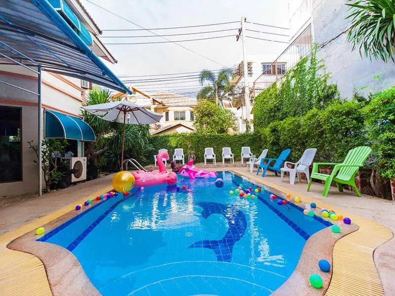 บรรยากาศนอกตัวบ้าน เรนโบว์ พลู วิลล่า