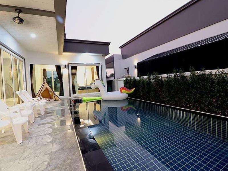 บรรยากาศ นอกตัวบ้าน บ้านกอหญ้า พูลวิลล่า