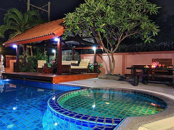 บรรยากาศนอกบ้านฉัตรมณี