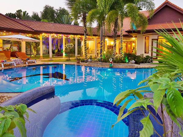 บรรยากาศนอกบ้าน ลักซ์ชัวรี่ ฮอลิเดย์ วิลล่า พัทยา