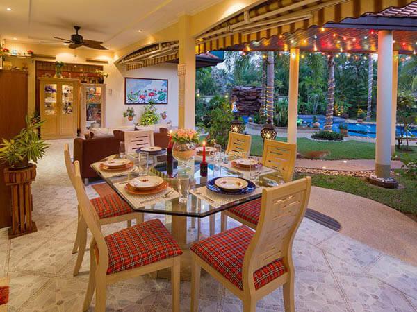 บรรยากาศหน้าบ้าน ลักซ์ชัวรี่ ฮอลิเดย์ วิลล่า พัทยา